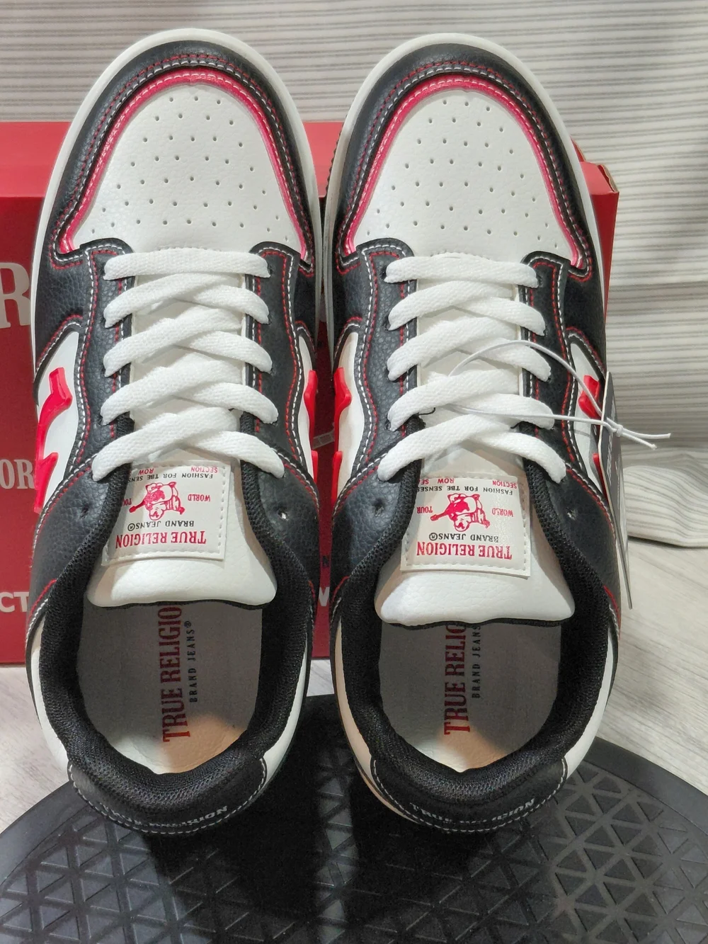 NEW True Religion Womens Arthur Court Low-Top Sneakers in White, Black & Red W8
